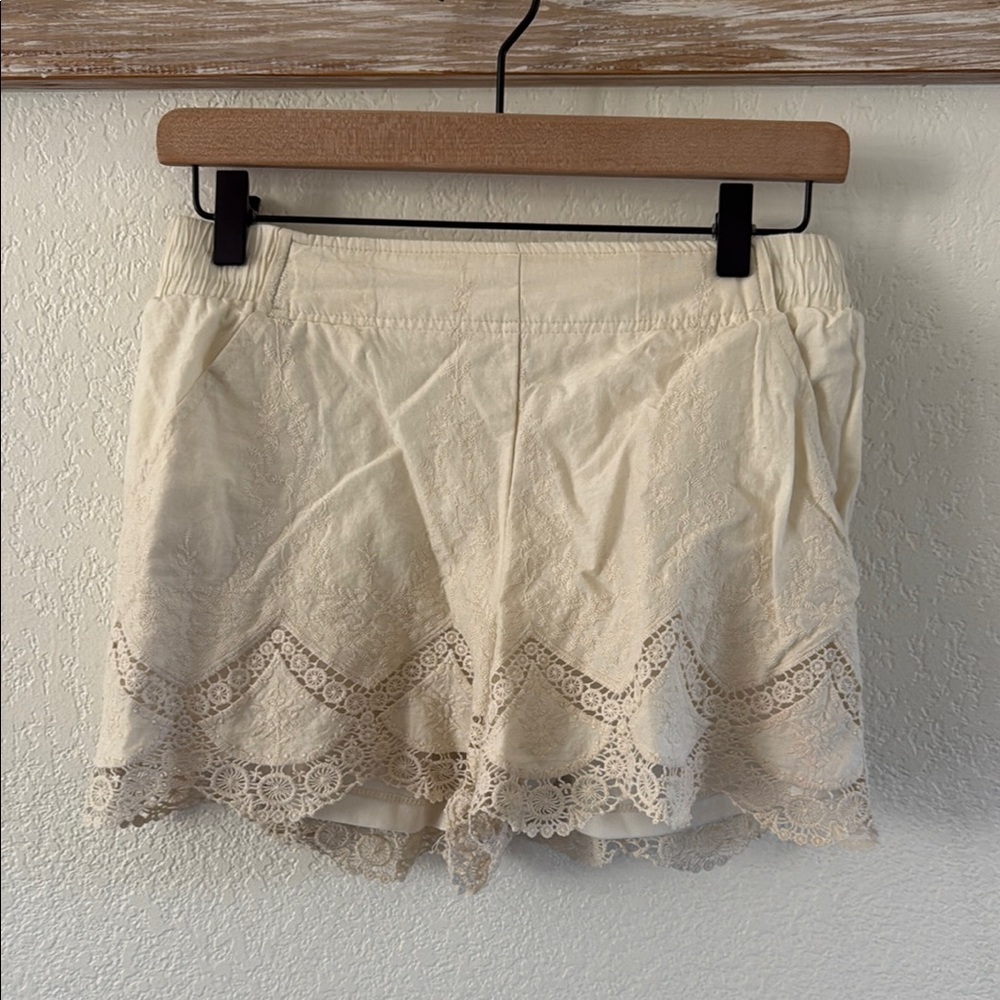 Elegant Cream Lace Women's Shorts